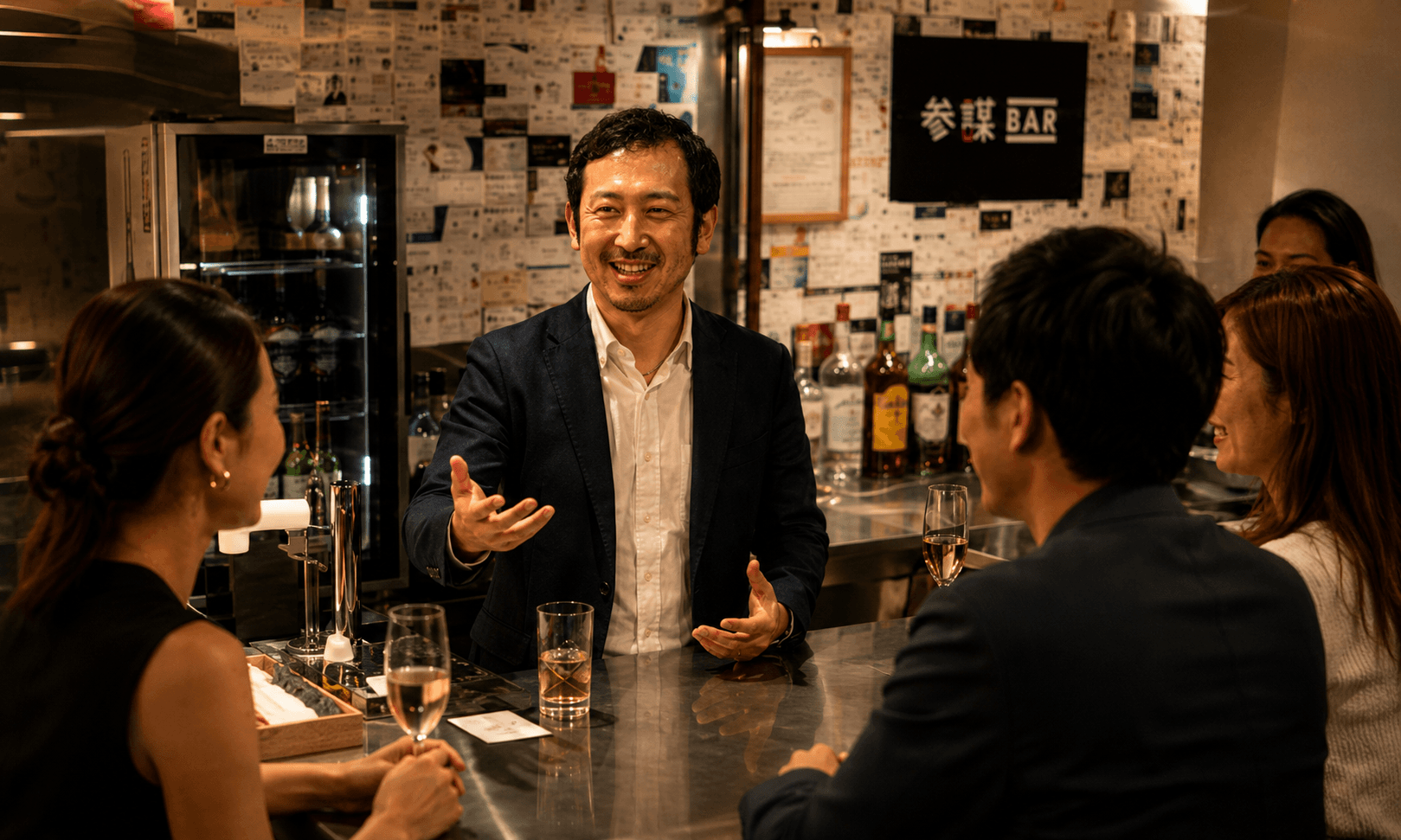 カウンター越しにゲストと語らう一日店長の様子
