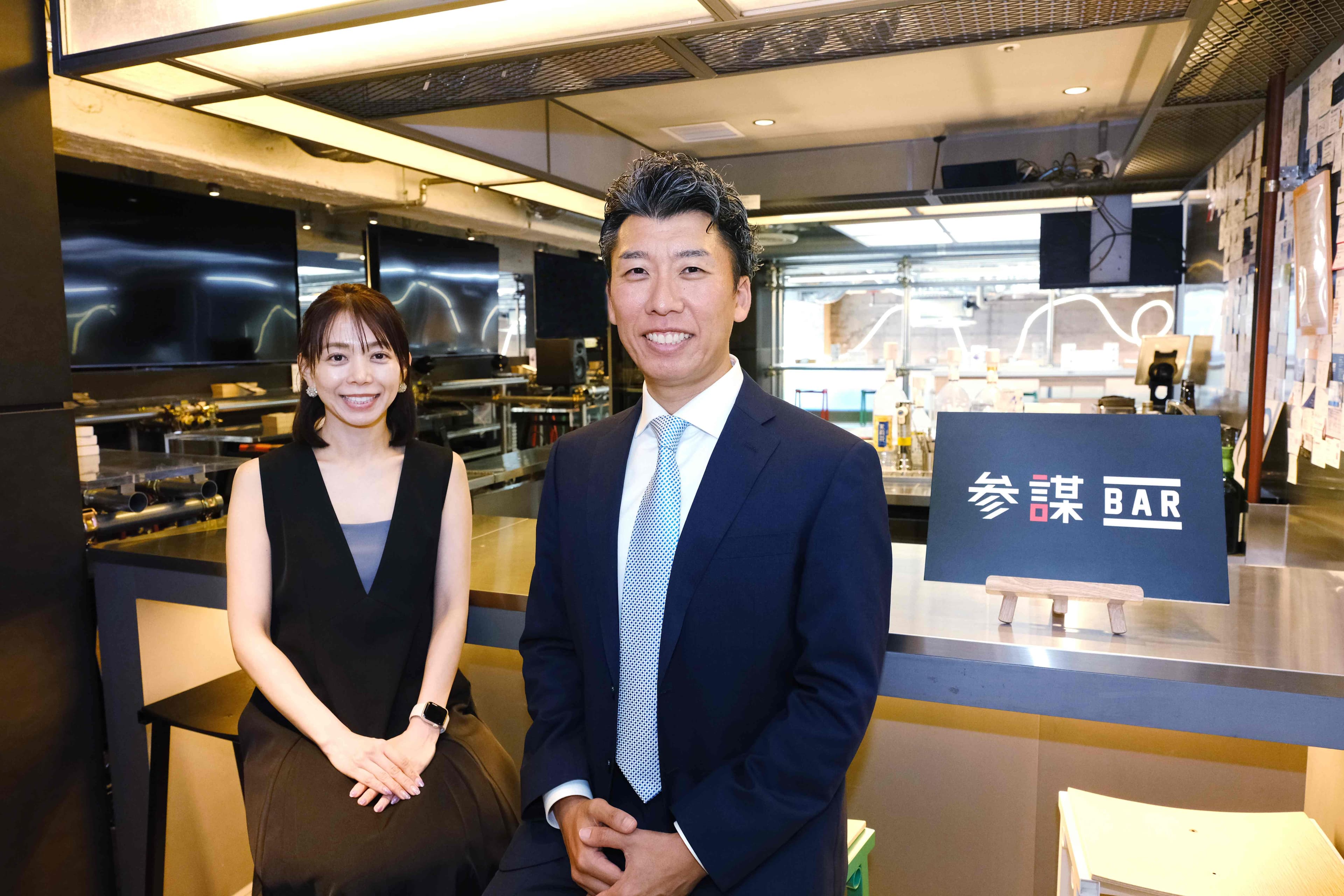 参謀BARで取材に応じるゴルフツーリズムジャパンの小嶋崇文さんと若林ひとみさん