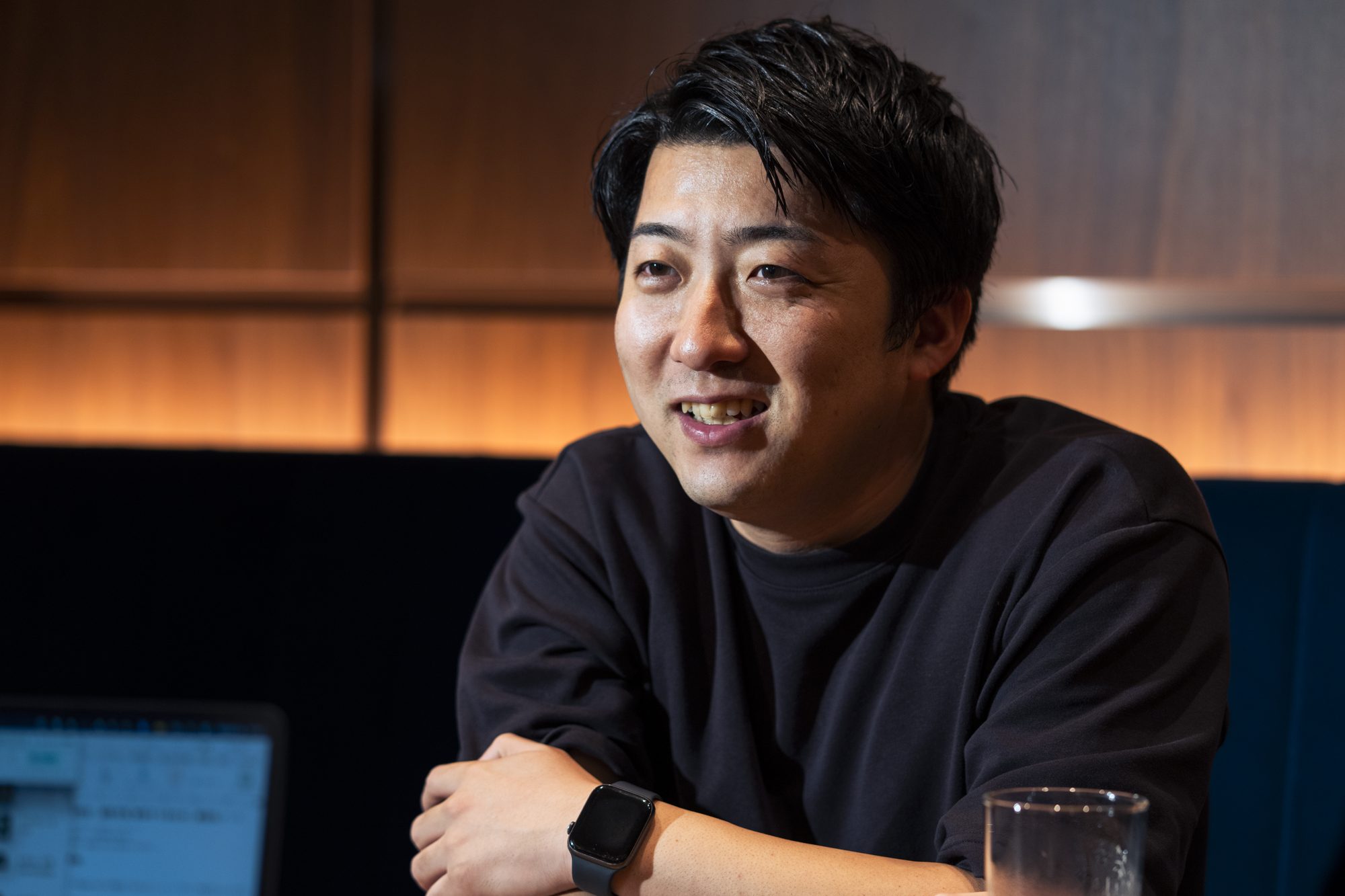 笑顔でインタビューに答える岡本翔さん