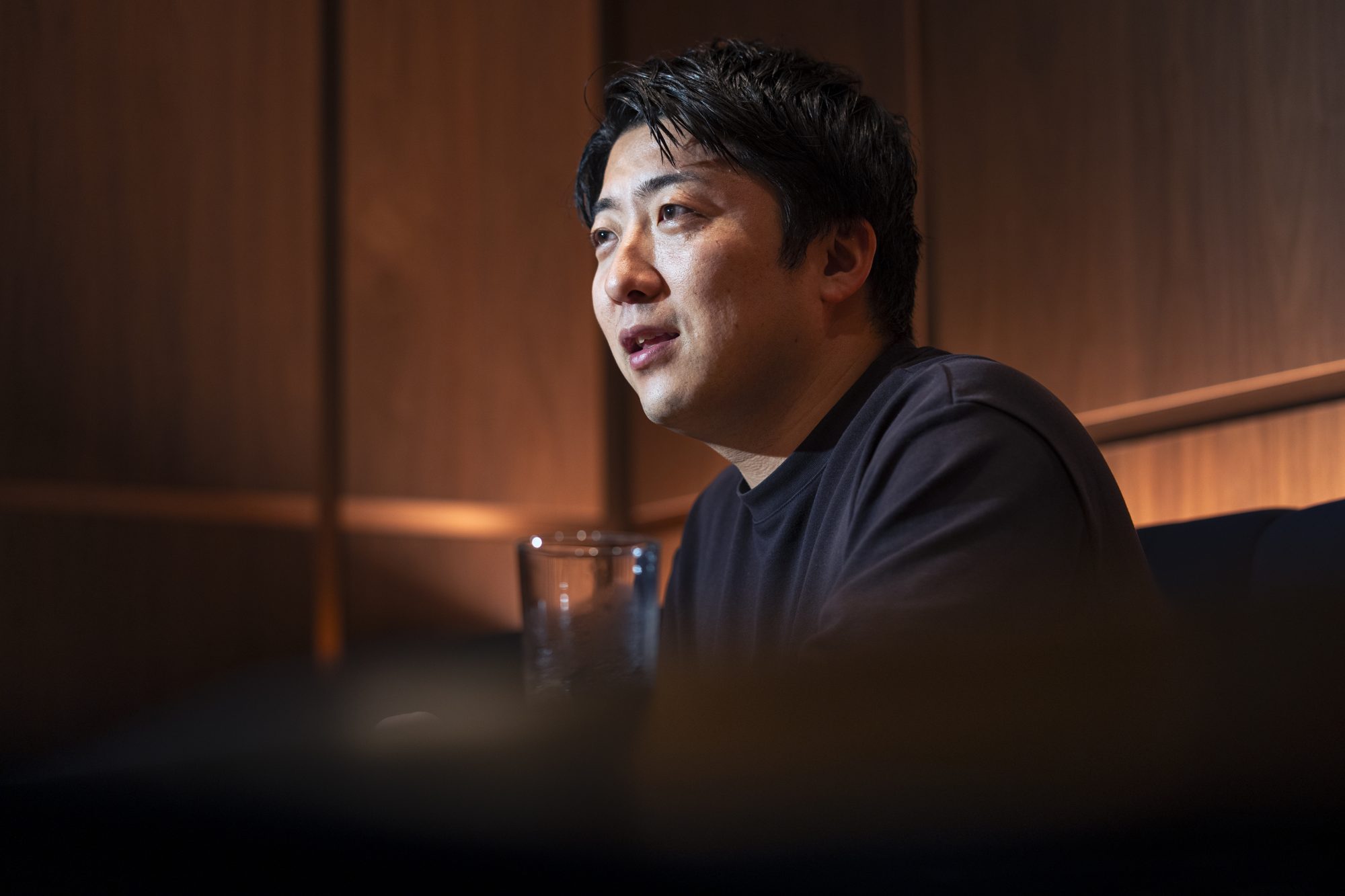 身を乗り出して語る岡本翔さん
