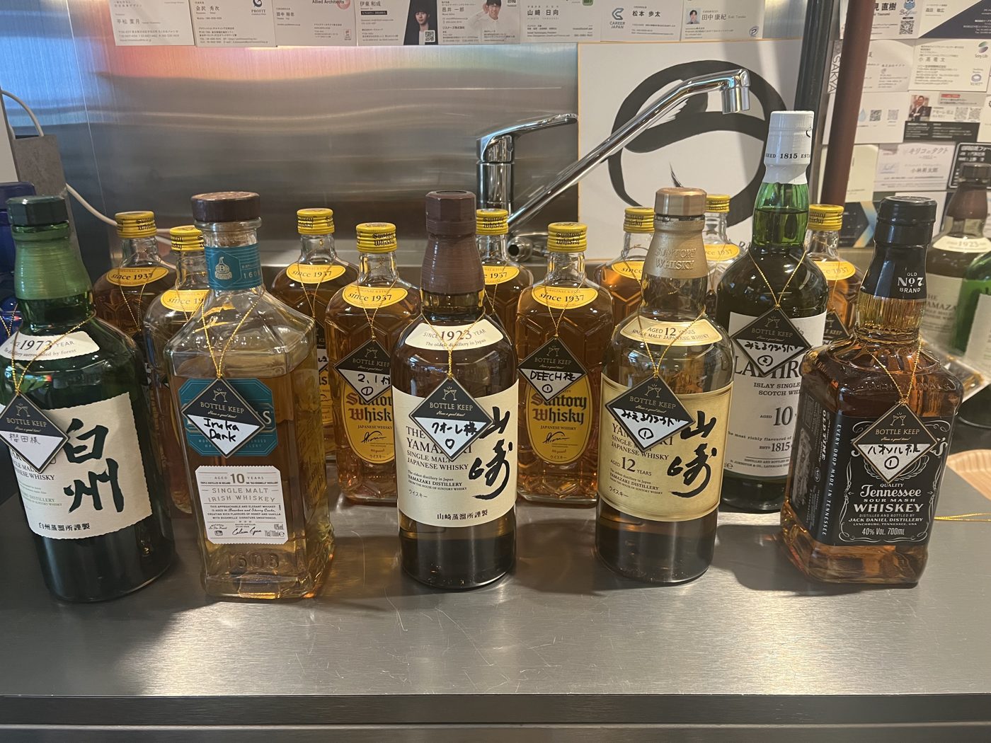 社名入りタグが掛かった参謀BARのキープボトル