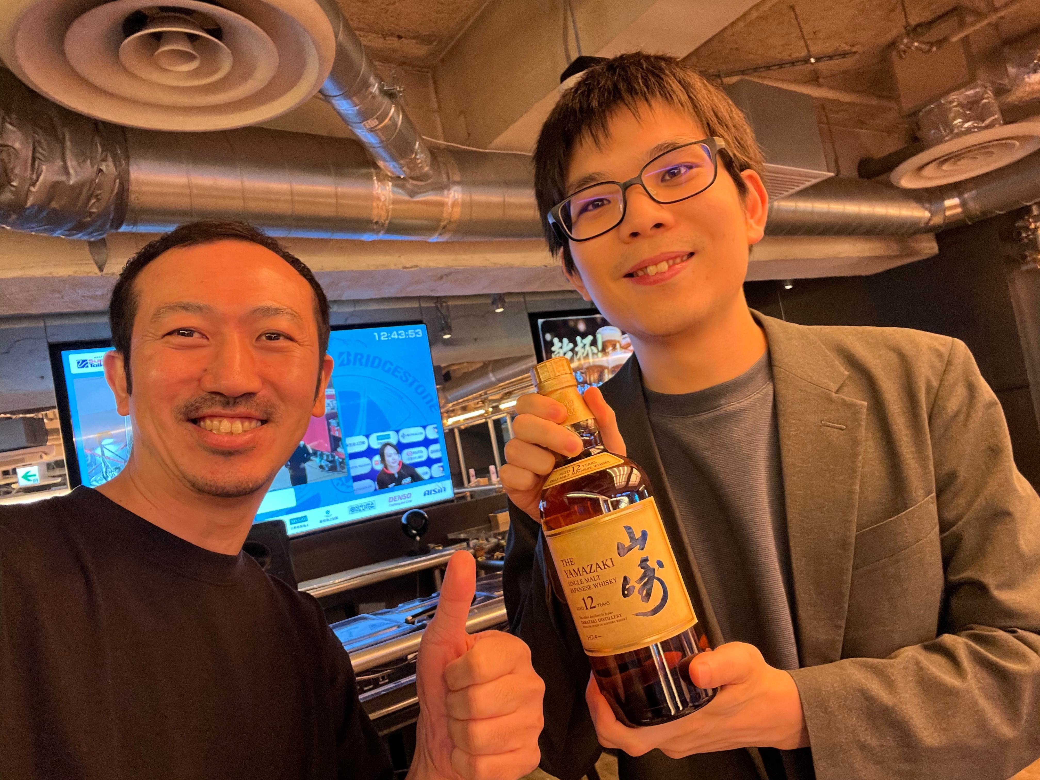 山崎ウイスキーを持って乾杯する2人