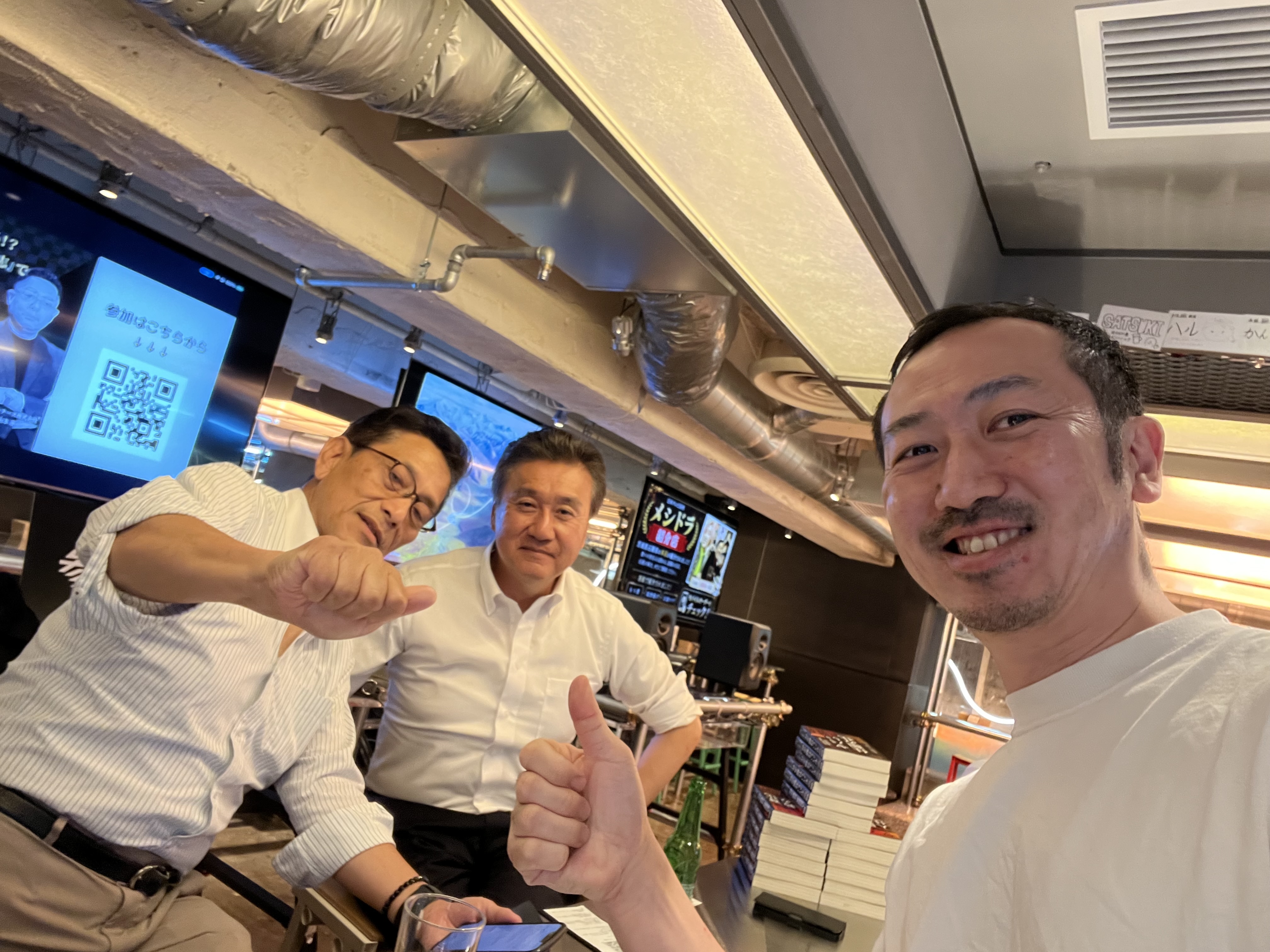 バーカウンターで笑顔の3人