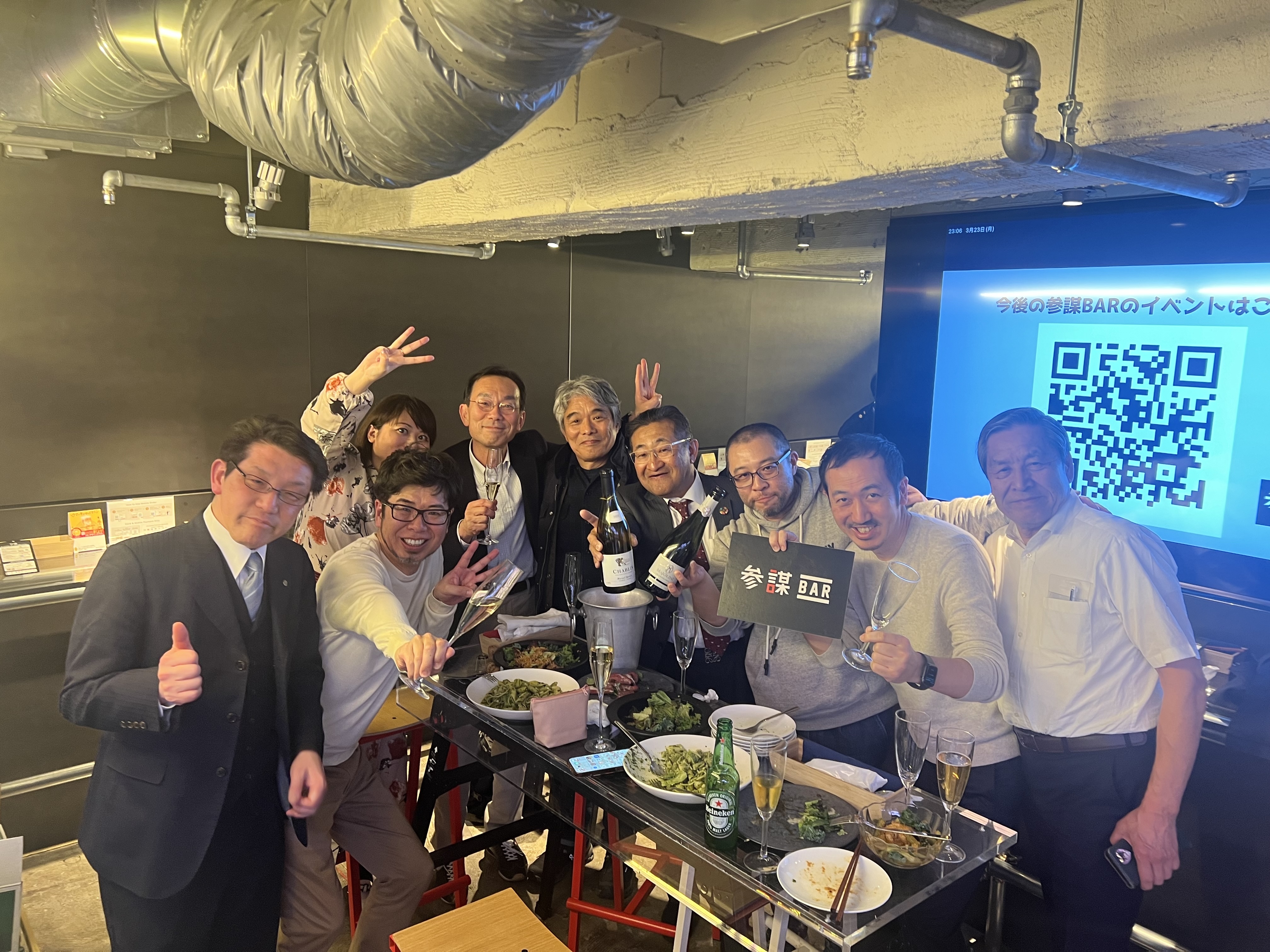 参謀BARでグループが乾杯